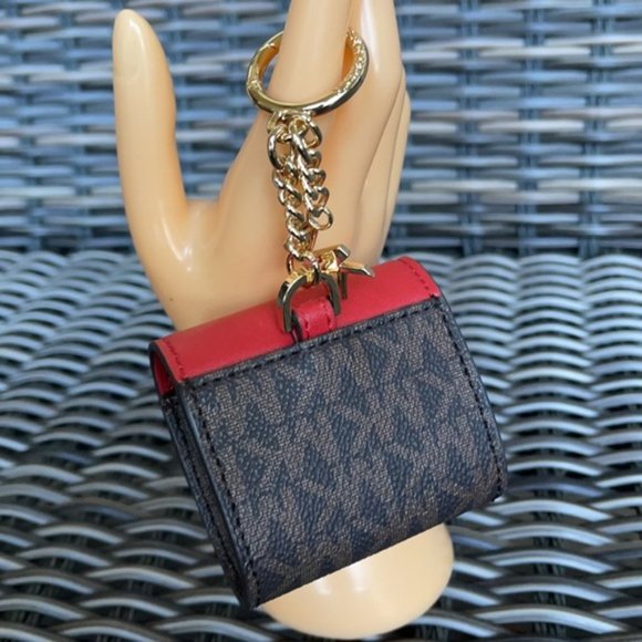 Michael Kors Jet Set Travel AirPod Case - Picture 7 of 14